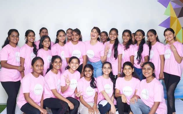 विश्व योग दिवस पर जैकलीन फर्नांडिस ने एनजीओ के बच्चों के साथ किया योग
