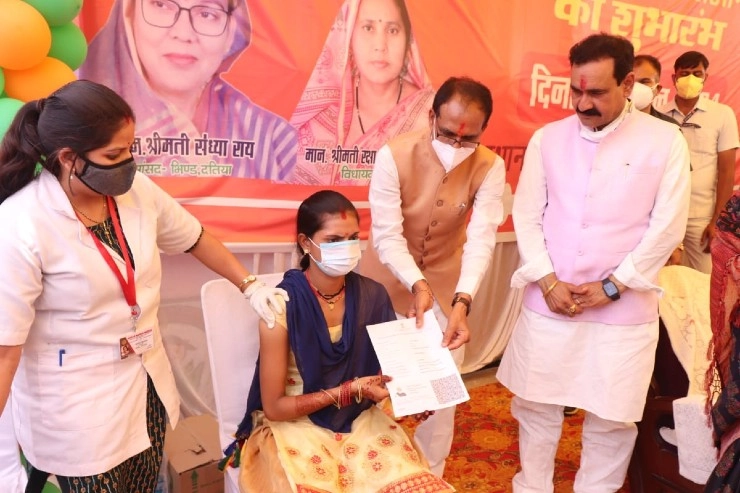 मध्यप्रदेश में एक दिन में रिकॉर्ड 13 लाख से ज्यादा लोगों का वैक्सीनेशन - Corona vaccination of record 10 lakh people in a day in Madhya Pradesh