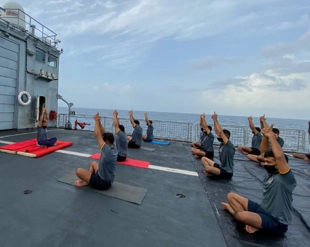 नौसेना ने मनाया योग दिवस, विभिन्न आसनों का किया प्रदर्शन - Navy celebrated International Yoga Day