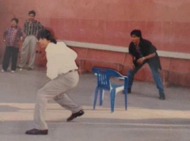 अक्षय कर रहे है बैटिंग, शाहरुख हैं विकेट कीपर, 24 साल पुराना फोटो वायरल - Akshay Kumar, Shah Rukh Khan, Viral Photo, Dil Toh Pagal Hai