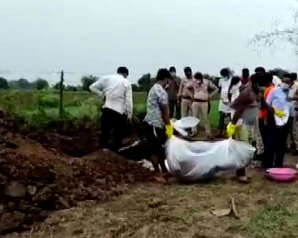 MP के देवास में नरसंहार, एक ही परिवार के 5 लोगों के शव गड्ढे से निकाले - Massacre in MP's Dewas, bodies of 5 people of the same family found from the pit