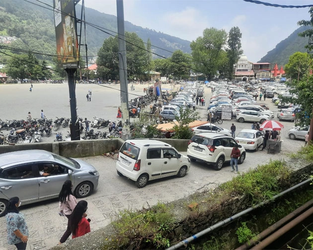 उत्तराखंड में उड़ी कोरोना नियमों की धज्जियां, हिल स्टेशनों पर उमड़ी भीड़, पुलिस ने लौटाए 5500 वाहन - Corona time : mob in Uttarakhand hill station