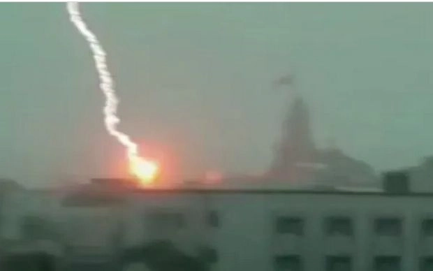 भारी बारिश के बीच आसमानी आफत, द्वारकाधीश मंदिर पर गिरी बिजली - sky lightning strikes near dwarkadhish temple devotees panic