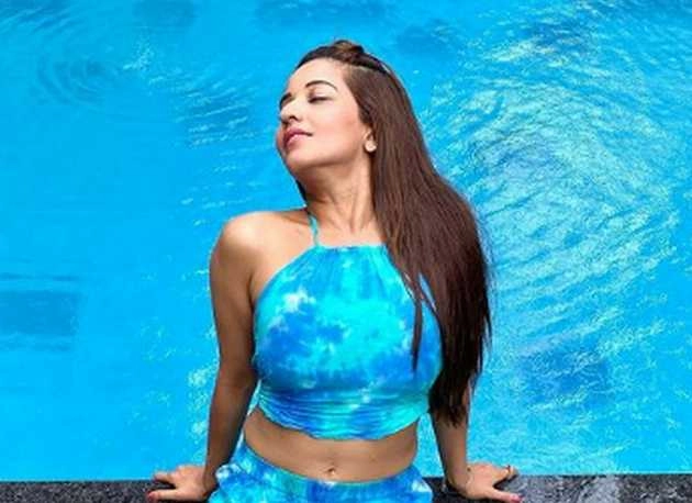 मोनालिसा ने बढ़ाया इंटरनेट का तापमान, पूल किनारे हॉट पोज देती आईं नजर - bhojpuri actress monalisa hot photos viral on social media