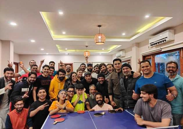 'लाल सिंह चड्ढा' की टीम के साथ आमिर खान ने उठाया टेबल टेनिस टूर्नामेंट का लुत्फ - aamir khan enjoys table tennis session with laal singh chaddha team