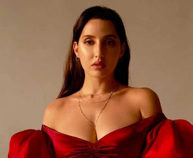 रेड कलर की ड्रेस में नोरा फतेही ने ढाया कहर, हॉट तस्वीरें हो रही वायरल - nora fatehi hot photos in red dress viral on social media