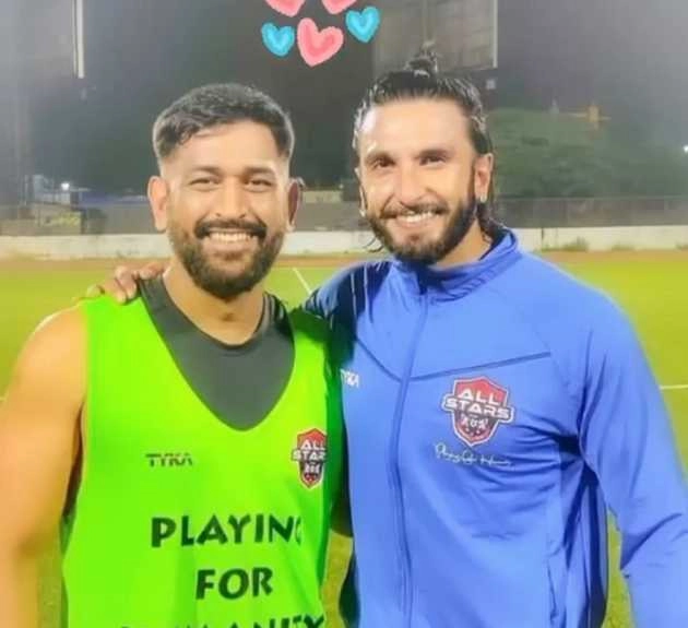 रणवीर सिंह ने धोनी संग खेला फुटबॉल मैच, तस्वीर शेयर कर बोले- बड़े भाई के चरणों में हमेशा... - ranveer singh played football match with mahendra singh dhoni photos goes viral