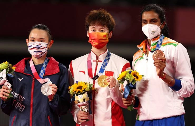 Tokyo Olympics 2020 : पीवी सिंधु को सेमीफाइनल में हार के बाद पिता के शब्दों ने दी शक्ति और बेटी ने रच दिया इतिहास - pv sindhu father pv ramana special message to her bring medal gift to him