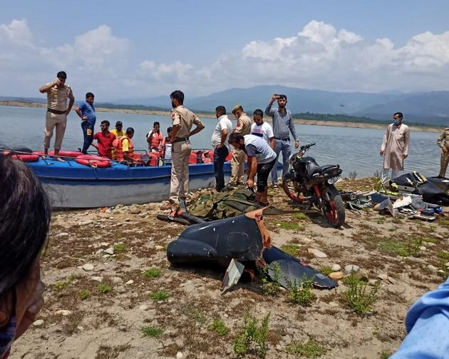 रणजीत सागर बांध में सेना का हेलीकाप्टर दुर्घटनाग्रस्त, पायलट सुरक्षित - Helicopter accident in ranjeet sagar dam