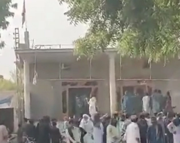 पाकिस्तान के पंजाब में मंदिर पर हमला, मूर्तियों को किया खंडित