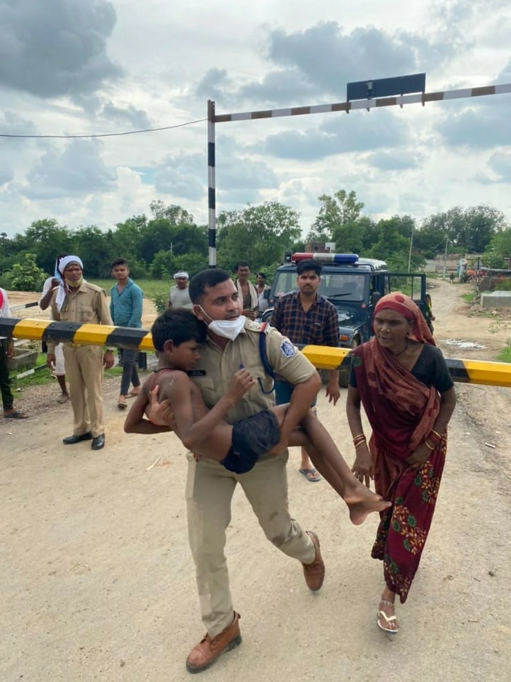 खाकी को सलाम: दतिया में  थाना प्रभारी ने जान जोखिम में डालकर बच्चे को बचाया - Police officer in Datia saved the child by risking his life