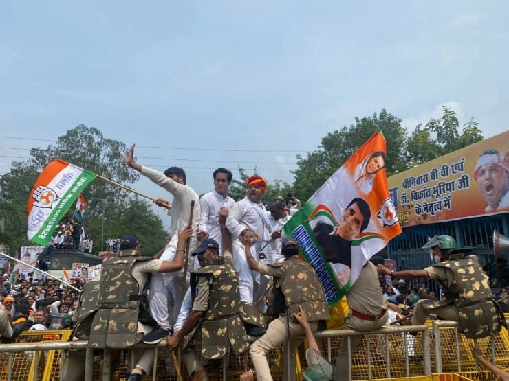 बेरोजगारी और महंगाई पर भोपाल में युवा कांग्रेस का जंगी प्रदर्शन,वॉटर कैनन के साथ पुलिस ने बरसाई लाठियां - Youth Congress protest in Bhopal on unemployment and inflation