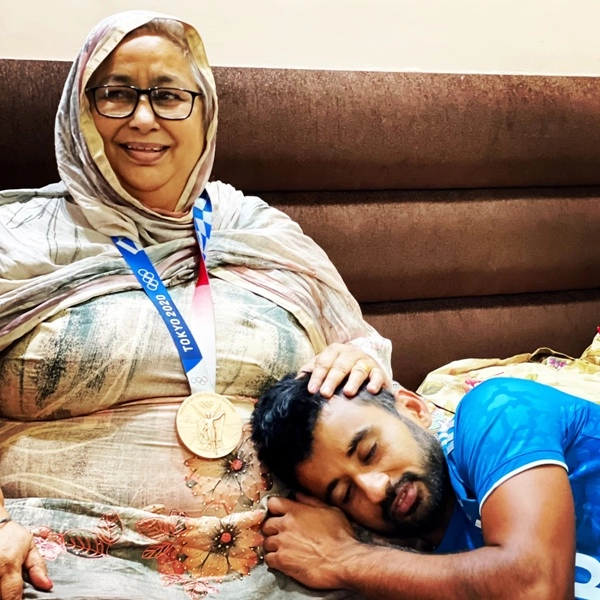 जीत के बाद मां की गोद में सूकून की नींद, हॉकी कप्तान मनप्रीत के इस फोटो ने फैंस का दिल जीता - Manpreet Singh and his mothers picture won heart on internet