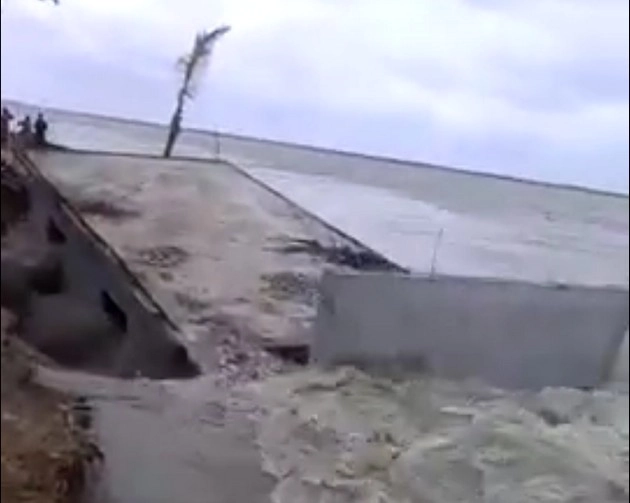 बलिया में बाढ़ का रौद्ररूप, देखते ही देखते गंगा में समा गया घर (देखिए वीडियो) - Balia flood : house sink in ganga