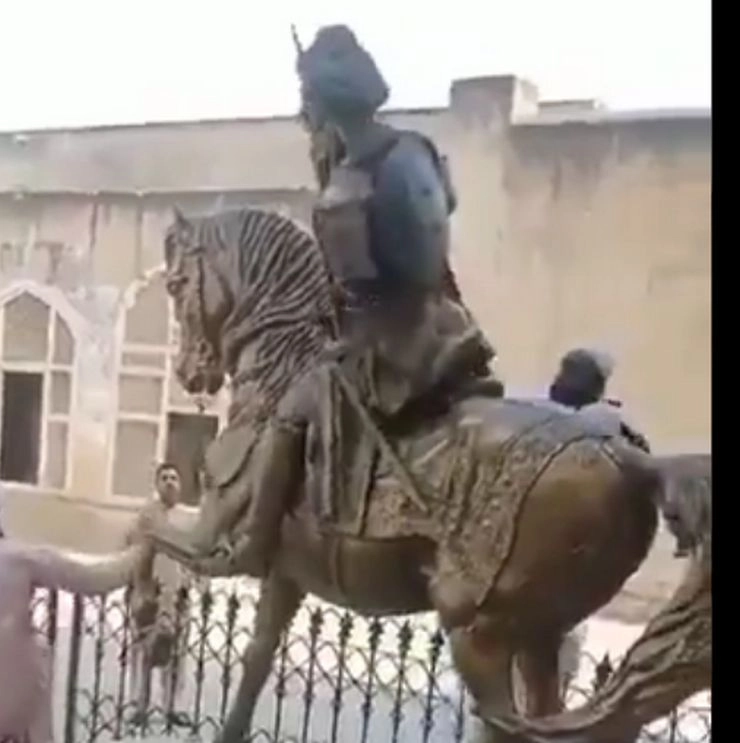 PAK : पाकिस्तान में कट्टरपंथियों ने तीसरी बार तोड़ी महाराजा रणजीत सिंह की प्रतिमा (वीडियो) - maharaja ranjit singh statue vandalised in lahore pakistan