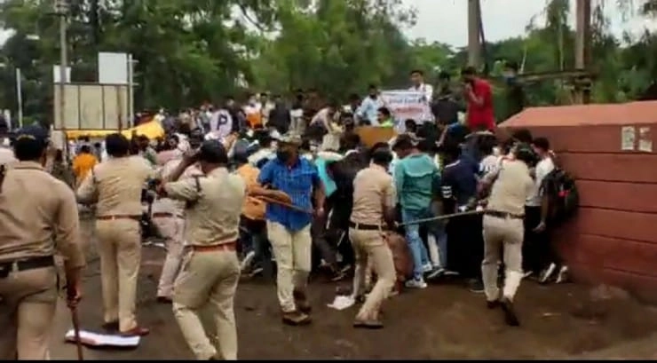 भोपाल में बेरोजगारों पर पुलिस का लाठीचार्ज, सरकारी नौकरी में भर्ती शुरु करने की कर रहे थे मांग - Police lathi charge on unemployed in Bhopal