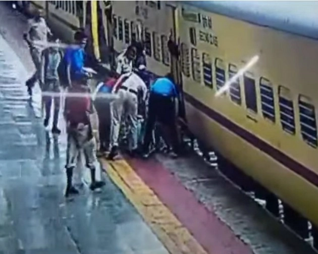 चलती ट्रेन में चढ़ रही थी महिला, RPF कांस्टेबल की तत्परता से बची जान (वीडियो)