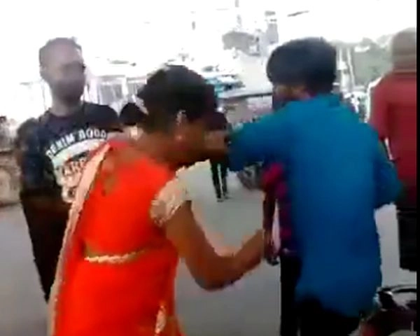 लखनऊ में फिर पिटा ड्राइवर, महिला ने सरेआम चप्पल से पीटा - Driver beaten up again in Lucknow