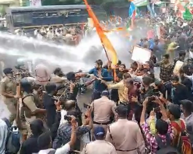 इंदौर में कांग्रेस की रैली पर पुलिस ने वाटर कैनन के बाद किया लाठीचार्ज, आयोजनों को अनुमति देने के लिए कर रहे थे प्रदर्शन