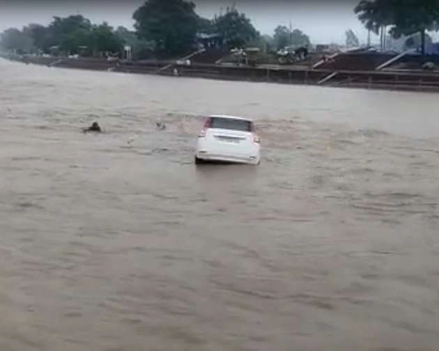 गंगा और रेलवे अंडरपास के लिए बारिश बनी मुसीबत, दो कारें पानी में बहने का वीडियो वायरल | Heavy Rain