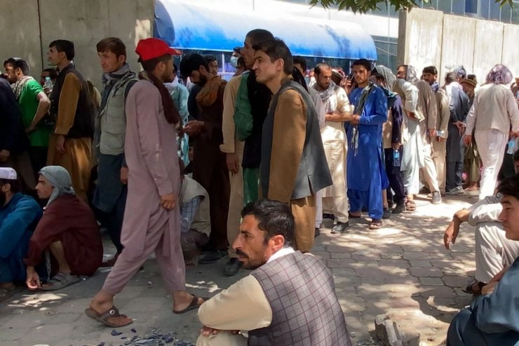 खतरा बढ़ा… अमेरि‍का ने अपने लोगों से काबुल हवाईअड्डा छोड़ने को कहा - Kabul, afganistan, airport, taliban