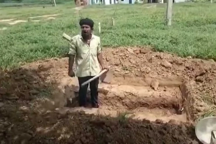 नाराज युवक ने खुद को जिंदा दफन करने के लिए खोद डाली अपनी ही कब्र... - Angry young man dug his own grave to bury himself alive