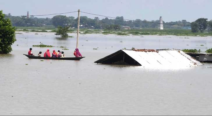 આસામ: પૂરના પાણીમાં કલાકો સુધી ફસાયેલી ટ્રેન, ભારતીય વાયુસેનાએ 119 લોકોને બચાવ્યા