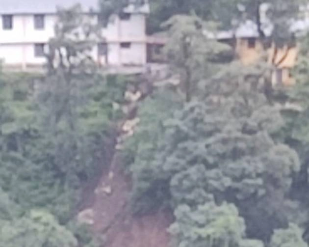 नैनीताल की ठंडी सड़क के किनारे भूस्खलन हुआ विस्फोटक - landslide in Nainital