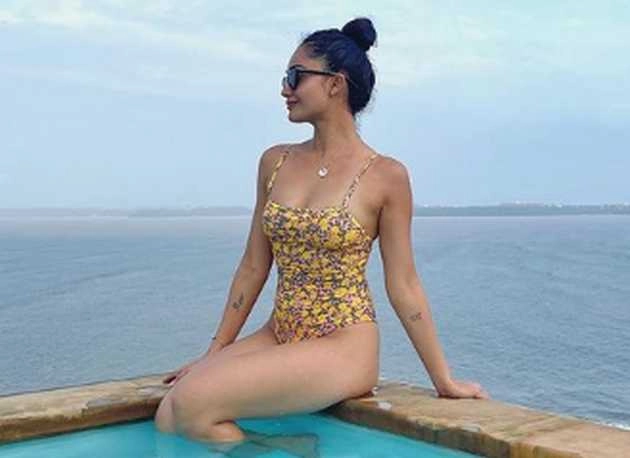 आश्रम की 'बबिता' का हॉट अंदाज, स्विमिंग पूल में नाश्ता करती आईं नजर - aashram fame actress tridha choudhury swimming pool video goes viral