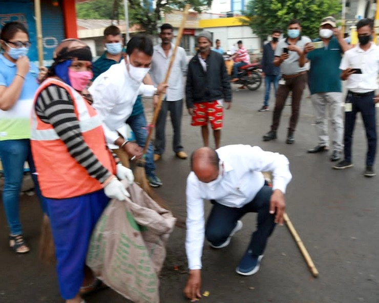 इंदौर में गोगानवमी के दूसरे दिन मंत्री और अधिकारियों ने थामी झाड़ू, नजारा देख चौंके लोग... - Ministers and officials cleaned on the second day of Goga Navami in Indore