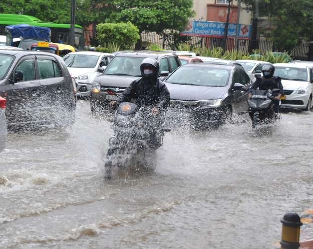 दिल्ली में लगातार तीसरे दिन भारी बारिश, जनता परेशान, नेताओं में सियासी घमासान