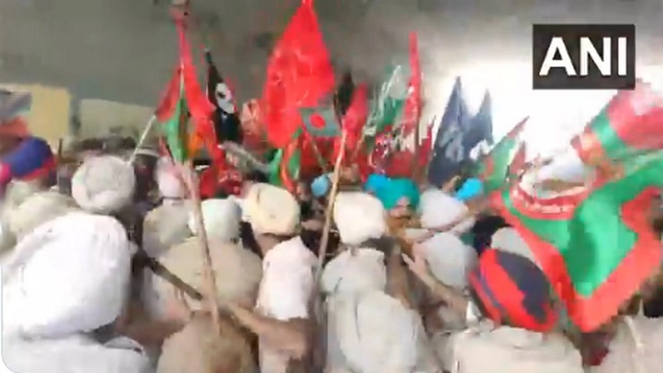 पंजाब में किसानों और पुलिस के बीच झड़प, जमकर चले ईंट-पत्थर - Clash between farmers and police in Punjab