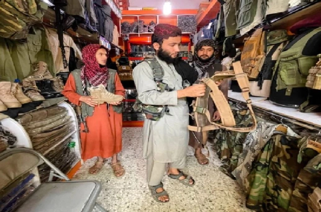 ये है तालिबानियों का 'सुपर' मार्केट, बेच रहे US सैनिकों की बंदूकें, सोशल मीडि‍या में चर्चा - Afghanistan, Talibani Rule, Markets, Bush Bazaar