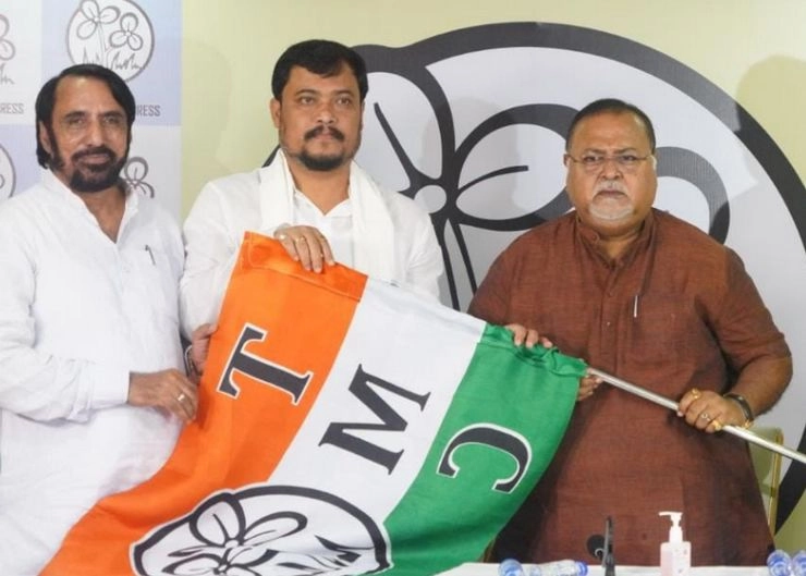 West Bengal : भाजपा को लगा एक और बड़ा झटका - BJP MLA from Kaliaganj, Soumen Roy joins TMC