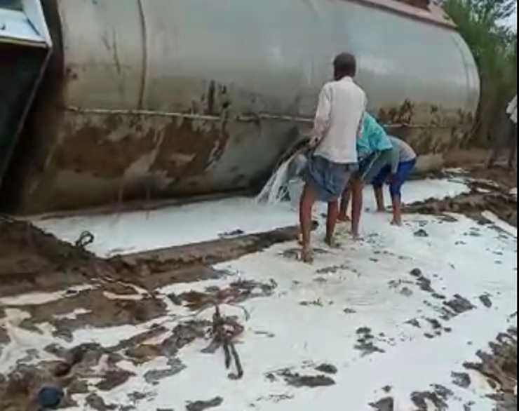 UP : दूध से भरा हुआ टैंकर पलटा, लोगों ने मचाई लूट
