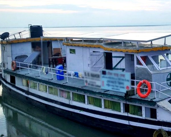 जहाज से टक्कर के बाद ब्रह्मपुत्र नदी में डूबी नाव, सवार थे 120 यात्री, 1 की मौत, 41 को बचाया, लापता की तलाश जारी