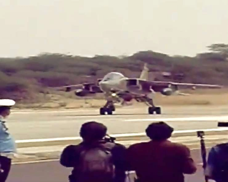 पाक सीमा पर IAF की हाईवे पर इमरजेंसी लैंडिंग प्रैक्टिस, हरक्यूलिस विमान में सवार हुए राजनाथ - IAF emergency landing exercise on highway