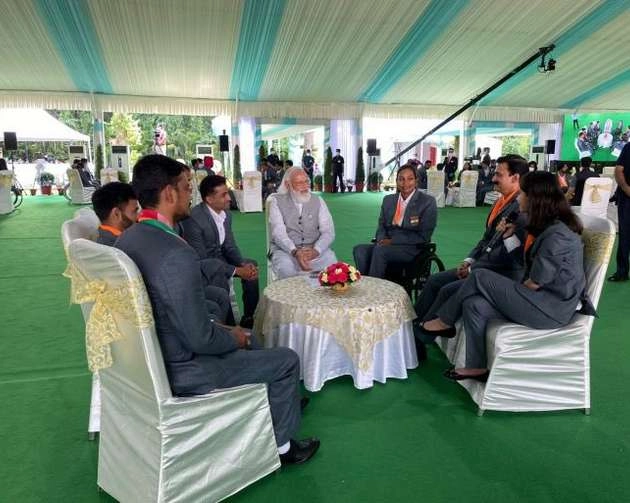 पीएम मोदी ने इस तरह जीता पैरालंपिक विजेता खिलाड़ियों का दिल, देखिए वीडियो - PM Modi Interacting with Paralympic winners