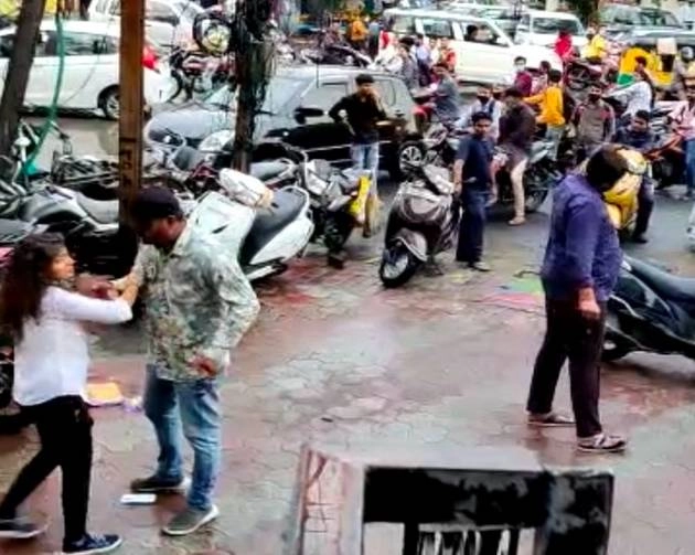इंदौर में बीच सड़क युवती को मारे थप्पड़, सोशल मीडिया पर वायरल हुआ वीडियो - indore man beats woman on road