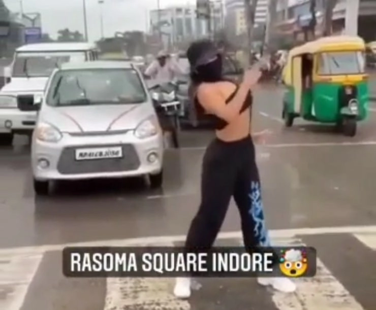 इंदौर में चौराहे पर डांस करने वाली मॉडल की सफाई, जानिए क्यों बनाया गया था वीडियो... - Indore : model clearifiaction on dance video