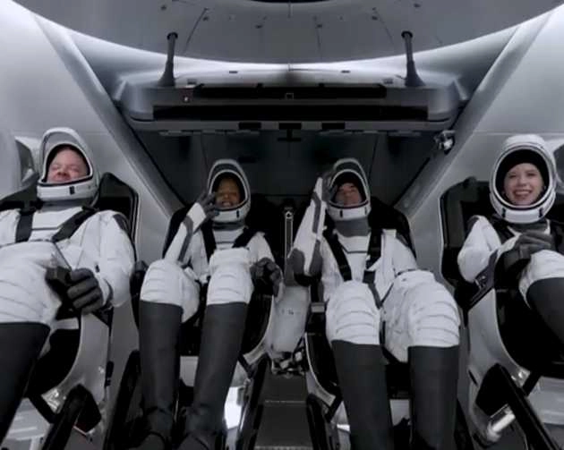 Space Tourism : 4 लोगों को लेकर अंतरिक्ष रवाना हुई स्पेसएक्स की उड़ान, 3 दिन तक पृथ्वी के लगाएंगे चक्कर