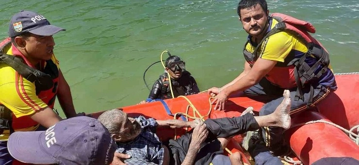 उत्तराखंड : टिहरी झील में गिरी कार, 2 शव बरामद, 1 लापता - car fell in tehri lake three people missing