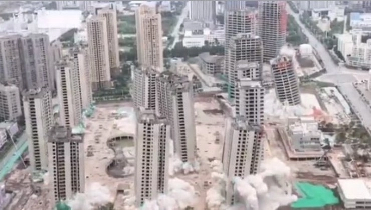 चीन में 45 सेकंड में 15 गगनचुंबी इमारतों को गिराया, वायरल हुआ वीडियो - 15 high rise building demolished in China in 45 seconds