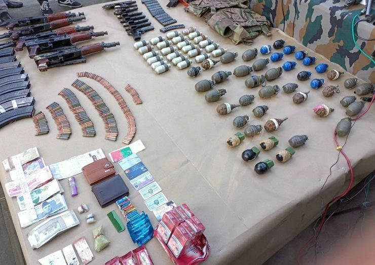 उड़ी में 5 दिनों के बाद 3 आतंकी ढेर, कुलगाम में आतंकी ठिकाना तबाह, 4 ओवर ग्राउंड वर्कर गिरफ्त में, पिस्टल और गोला-बारूद बरामद - J&K : 3 Pakistani terrorists killed near Uri; huge cache of arms and ammunition recovered