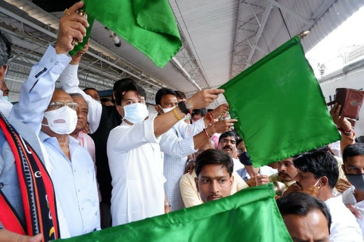 ग्वालियर के लोग अब सीधे जा सकेंगे तिरूपति, सिंधिया ने दिखाई आंध्र प्रदेश सम्पर्क क्रांति एक्सप्रेस को हरी झंडी - Scindia flagged off Andhra Pradesh Sampark Kranti Express