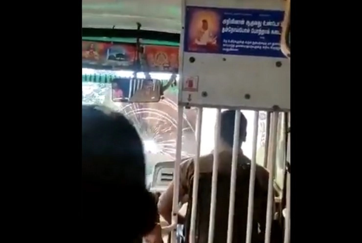 हाथी ने बस पर किया अटैक, वन अधिकारी ने की ड्राइवर की तारीफ - elephant bus attack social media viral video