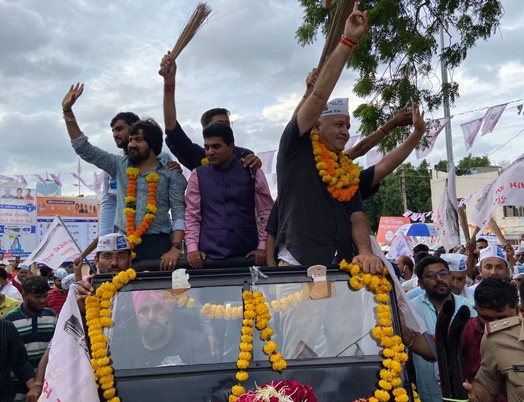 मनीष सिसोदिया ने गांधीनगर निकाय चुनाव में भरी हुंकार, रोड शो में उमड़ा जनसैलाब