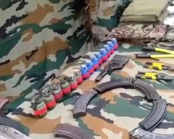 कश्मीर में आतंक फैलाने के लिए अब हथगोले और पिस्तौलें भिजवा रहा है पाकिस्तान - Pakistan is now sending grenades and pistols to spread terror in Kashmir