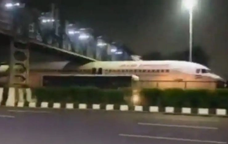 जब फुट ओवर ब्रिज के नीचे फंस गया Air India का विमान, हैरान रह गए लोग, देखें वीडियो - Air India plane gets stuck under foot over bridge near airport - WATCH