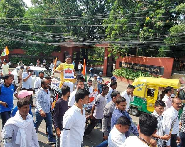 Vinay Bakliwal | पेट्रोलियम पदार्थों में मूल्यवृद्धि को लेकर इंदौर में कांग्रेस ने निकाला पैदल मार्च
